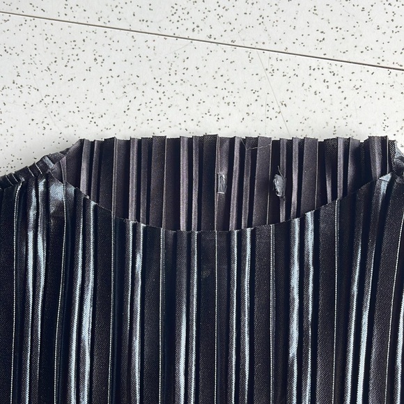 Satin pleated top - Picture 3 of 4